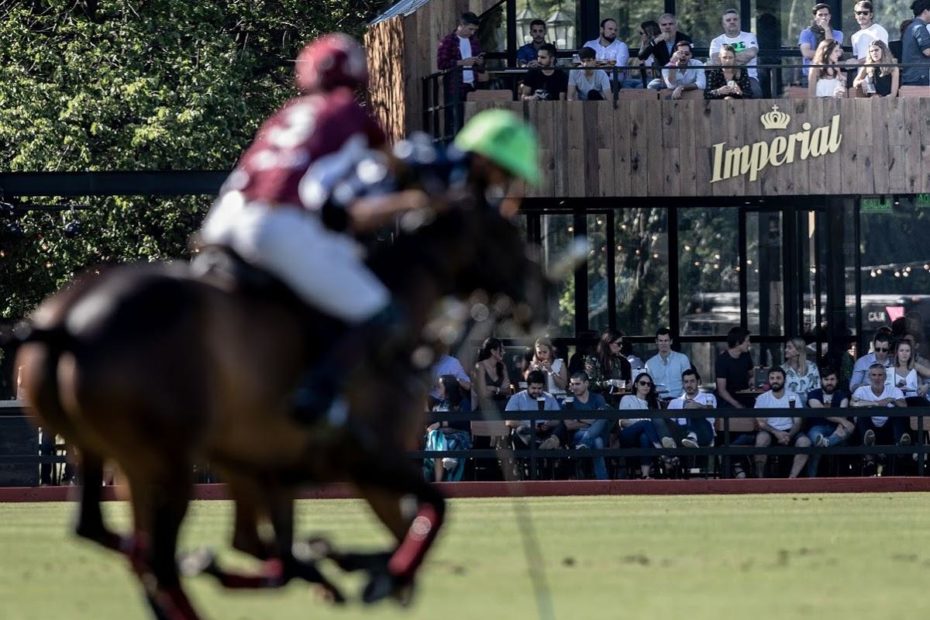 dos hombres jugando al polo en el Campo Argentino de Polo de Palermo