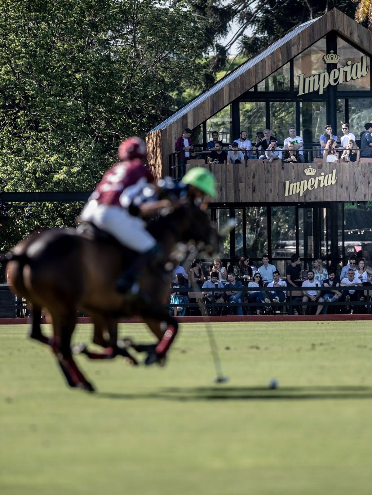 dos hombres jugando al polo en el Campo Argentino de Polo de Palermo