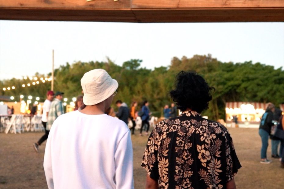 Dos personas caminando, ingresando al festival