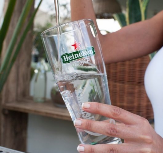 sirviendo una heineken sirviendo una heineken